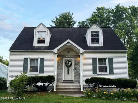 2040 Arkona Ct, Niskayuna, NY 12309