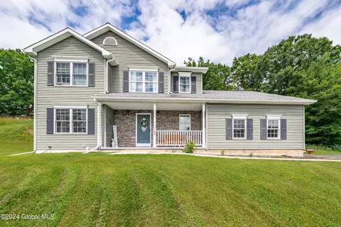 109 Hickory Ct, Troy, NY 12180
