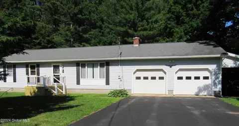 8 Wall St, Corinth, NY 12822