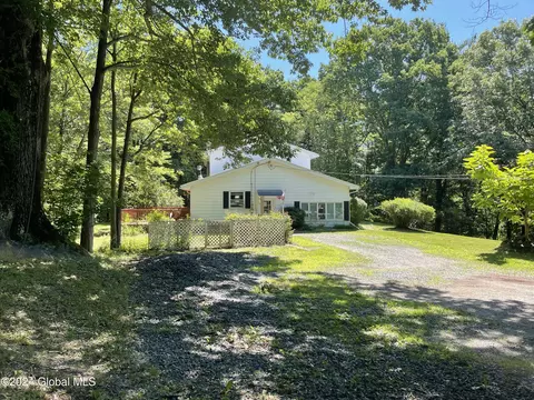82 Lockrow Rd, Troy, NY 12180