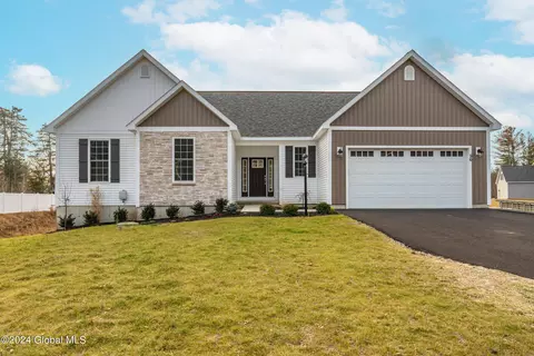12 Eastpointe Dr, Saratoga Springs, NY 12866