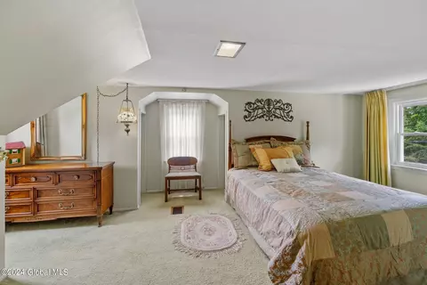 Bedroom - 1043 Peter Rd, Schenectady, NY 12303 photo 8 of 10