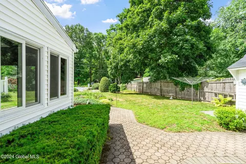 Exterior - 1043 Peter Rd, Schenectady, NY 12303 photo 6 of 15