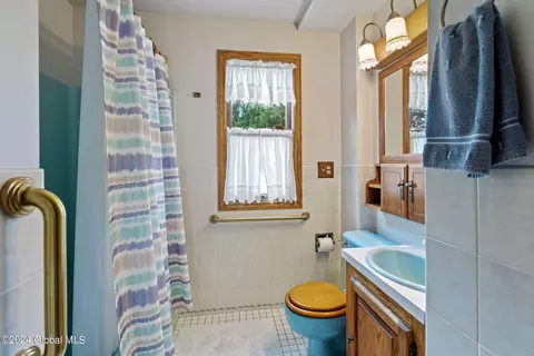 Bath - 1043 Peter Rd, Schenectady, NY 12303 photo 2 of 4