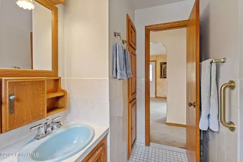 Bath - 1043 Peter Rd, Schenectady, NY 12303 photo 1 of 4