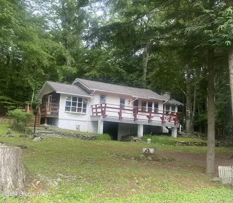 141 N Shore Rd, Petersburgh, NY 12138