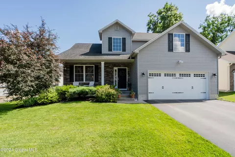 33 Sycamore St, Ballston Lake, NY 12019