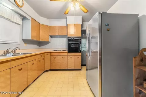 43 Bleakley Ave, Troy, NY 12182 photo 3