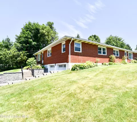 34 Quarry Dr, Colonie, NY 12205