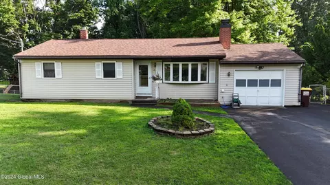 8 Sand Rd, Castleton On Hudson, NY 12033