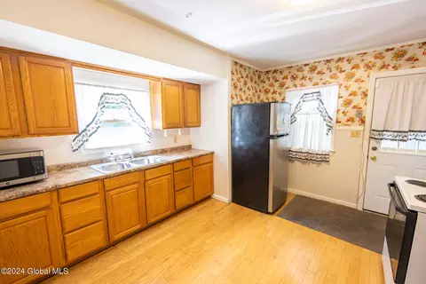 44 Fox Ave, Schenectady, NY 12304 photo 9