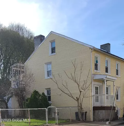 13 Walnut St, Troy, NY 12180
