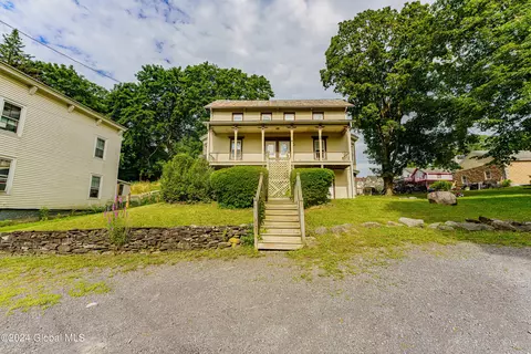 4 Colvin Ave, Coeymans, NY 12045