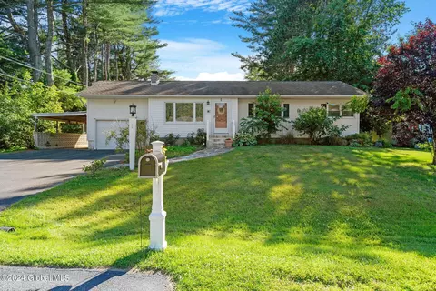 1 Bellaire Dr, Schenectady, NY 12302
