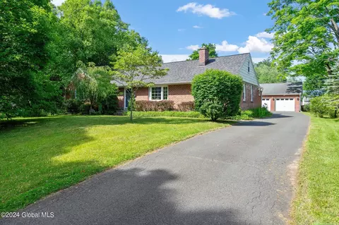 25 Groesbeck Pl, Delmar, NY 12054