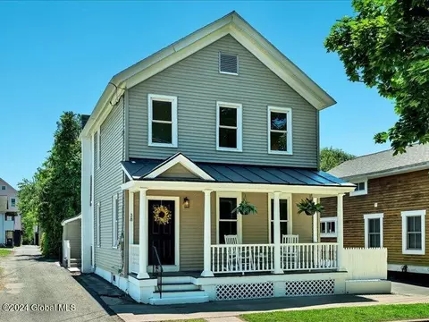38 Oak St, Saratoga Springs, NY 12866