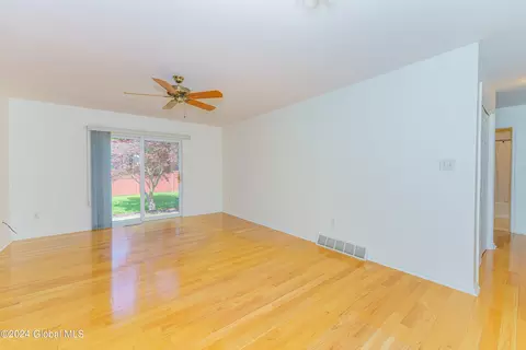 401 Deer Path, Schenectady, NY 12306 photo 12