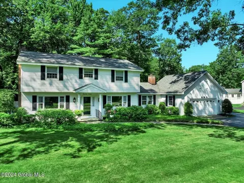 27 Twicwood Ln, Queensbury, NY 12804