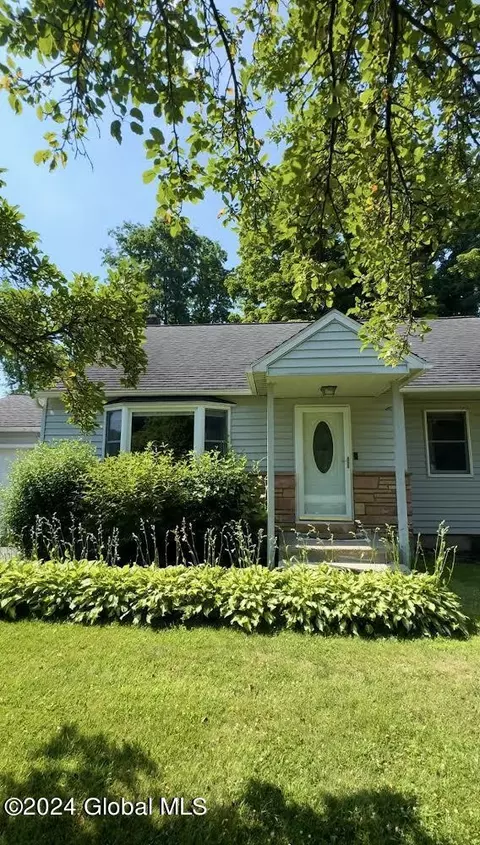 27 Crooked St, Ballston Lake, NY 12019