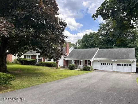 10 Lancaster Dr, Glenville, NY 12302