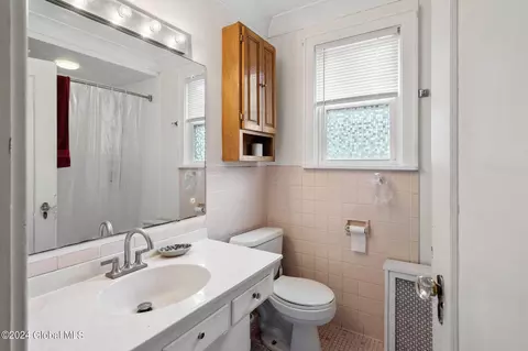Bath - 1119 Keyes Ave, Schenectady, NY 12309 photo 1 of 1