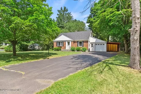 33 Harlau Dr, Glenville, NY 12302