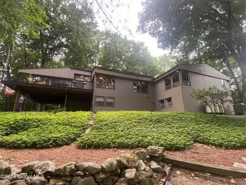 100 Cole Ln, Troy, NY 12180