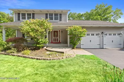 39 Meadow Ln, Albany, NY 12208