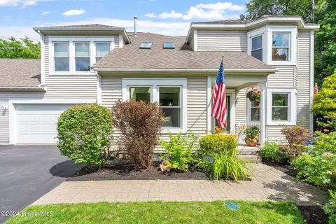78 Killarney Dr, Niskayuna, NY 12309
