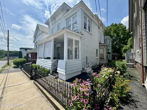 10 Bayard St, Amsterdam, NY 12010