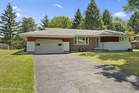 8 Orchard Grv, Loudonville, NY 12211