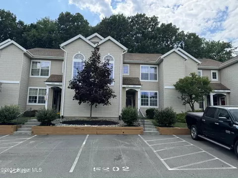 5202 S Forest Pointe Dr, Clifton Park, NY 12065
