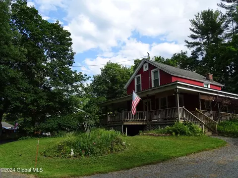 9 Cottage St, Averill Park, NY 12018