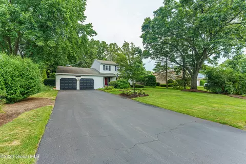 7 Bethwood Dr, Loudonville, NY 12211