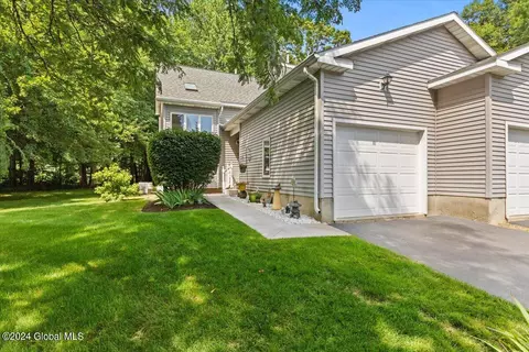 11 Stonegate Ct, Albany, NY 12205