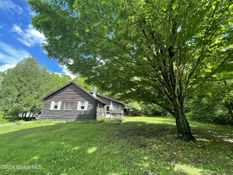 6316 Sunset Bay Rd, Huletts Landing, NY 12841