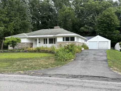 29 Parkwood Dr, Colonie, NY 12205