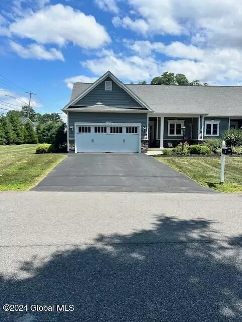 4 Flanders Ln, Albany, NY 12203