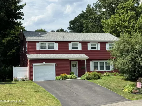 136 Oxford Ct, Voorheesville, NY 12186