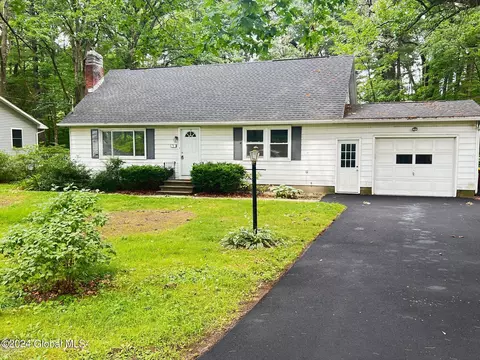 7 Dover Pl, Halfmoon, NY 12065
