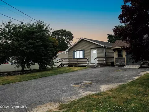 37 Loughlin Dr, Shirley, NY 11967