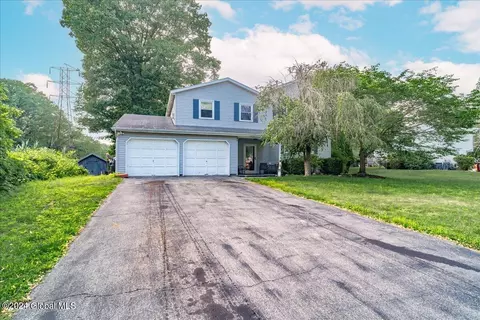 27 Westchester Dr, Colonie, NY 12205