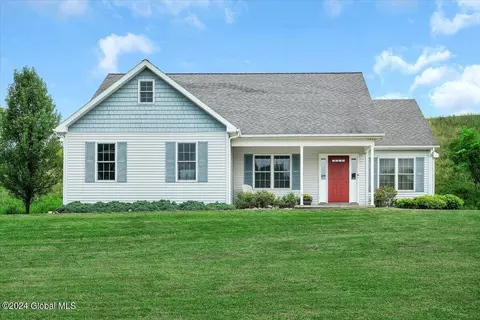 320 Menemsha Ln, Wynantskill, NY 12198