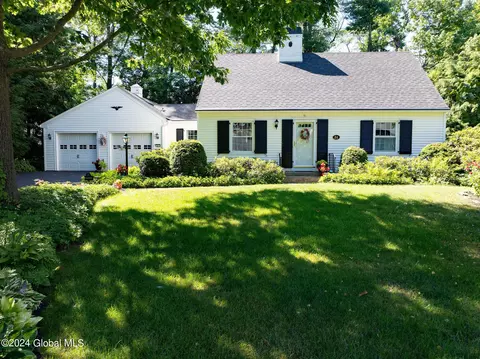 51 Greenleaf Dr, Delmar, NY 12054