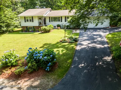 29 Cedarwood Dr, Queensbury, NY 12804