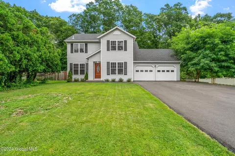 67 Magnolia Cir, Ravena, NY 12143