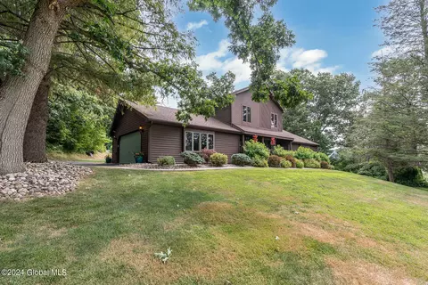 2 Deepkill Ln, Troy, NY 12182
