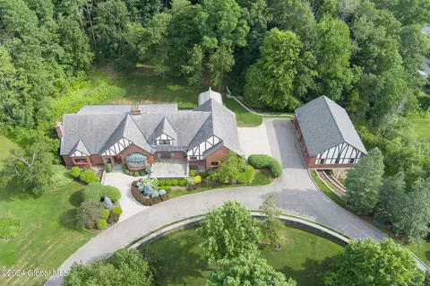 10 Covington Ct, Niskayuna, NY 12309