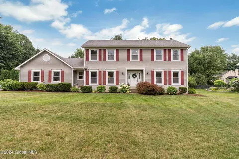 22 Macaulay Ln, Niskayuna, NY 12309
