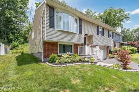 8 Normanside Dr, Albany, NY 12208